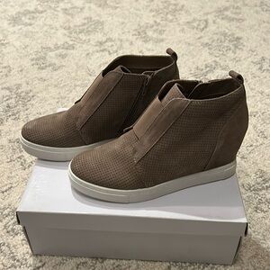 Steve Madden- women’s zip up booties in tan (size 7.5)